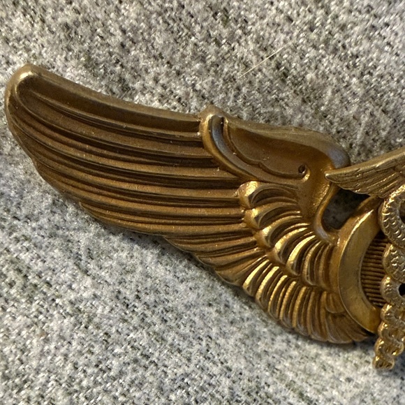 US Surgeon Flight Wing Pin - Picture 3 of 8